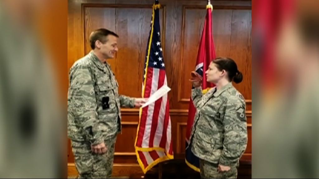 美國女兵戴手偶宣誓遭革職