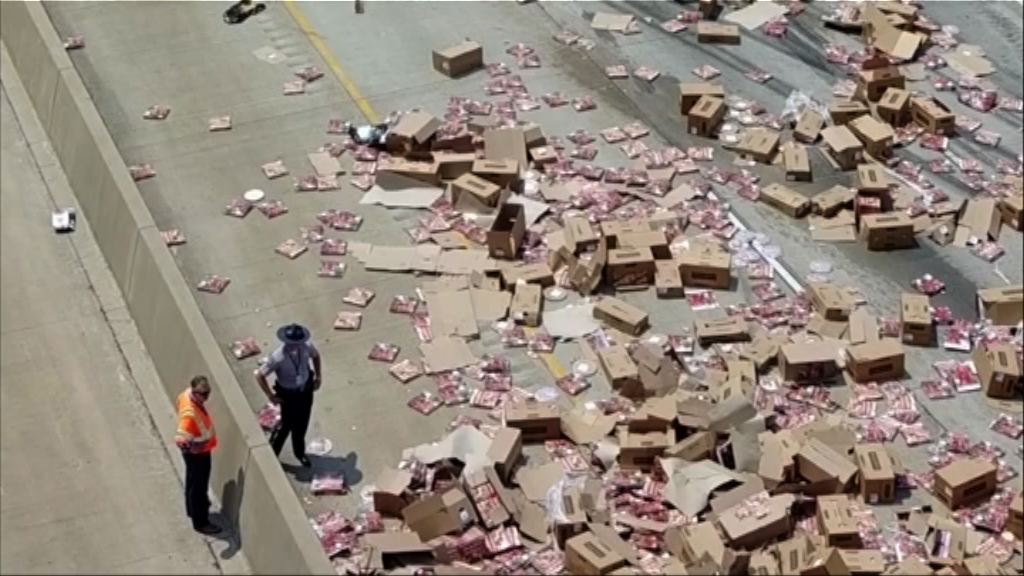 美國貨車失事薄餅散落公路