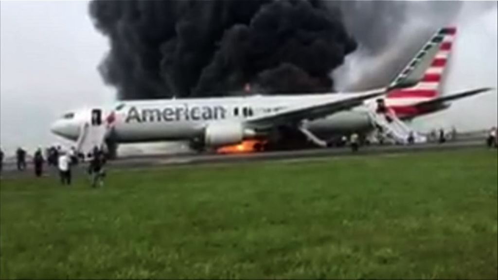 客機芝加哥機場起飛前爆胎起火