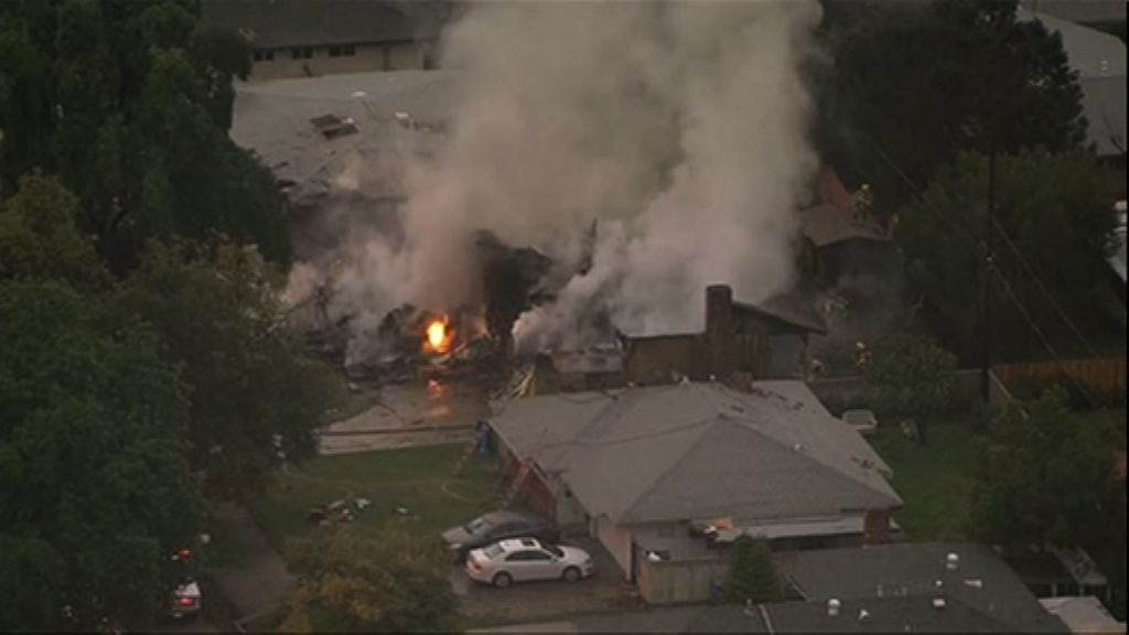 加州小型飛機失事撞民居