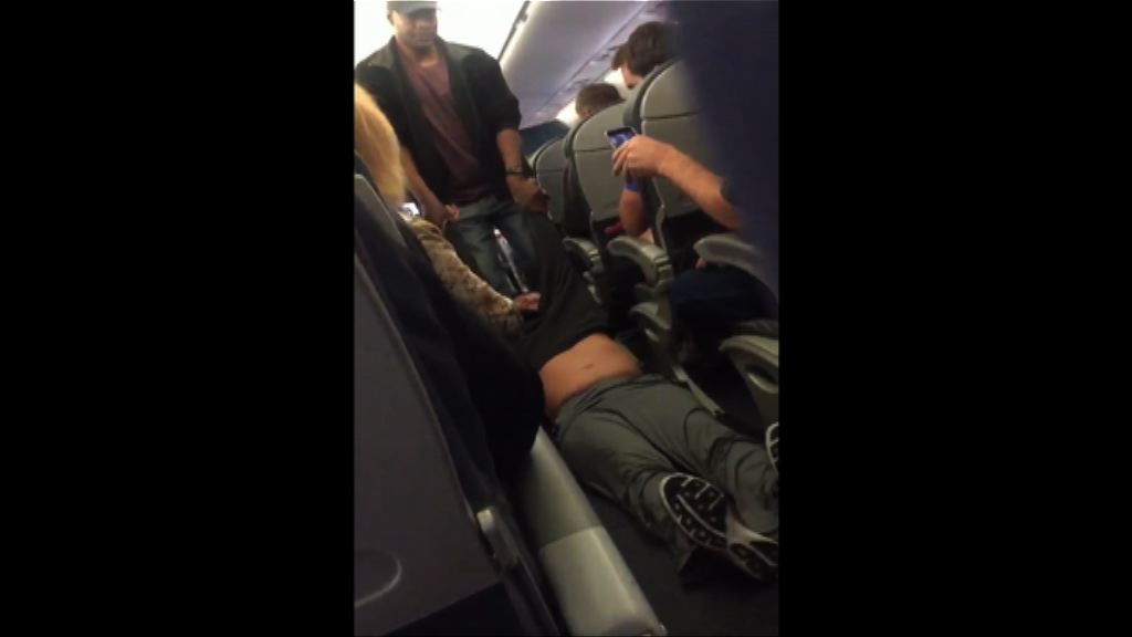 聯航強拖乘客下機　兩名涉事保安被裁