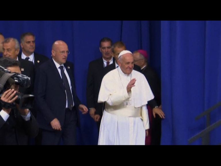 教宗探訪監獄與大批囚犯會面