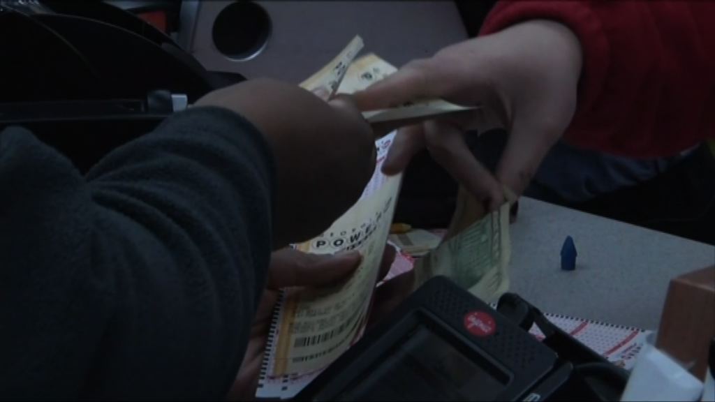 美國大批民眾購買強力球彩票