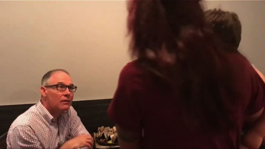 美國環境保護局局長用餐時遇抗議