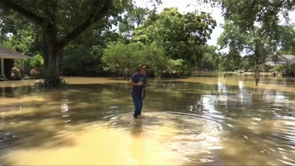 美國路州水災災民回家檢視損失