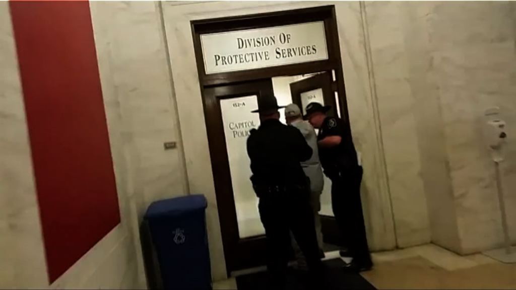 美國記者追訪衛生部長普萊斯遭拘捕