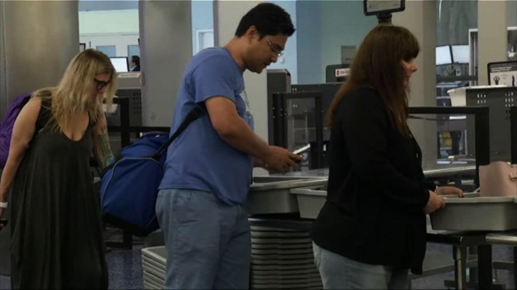 美國部分機場試行新電子產品安檢措施