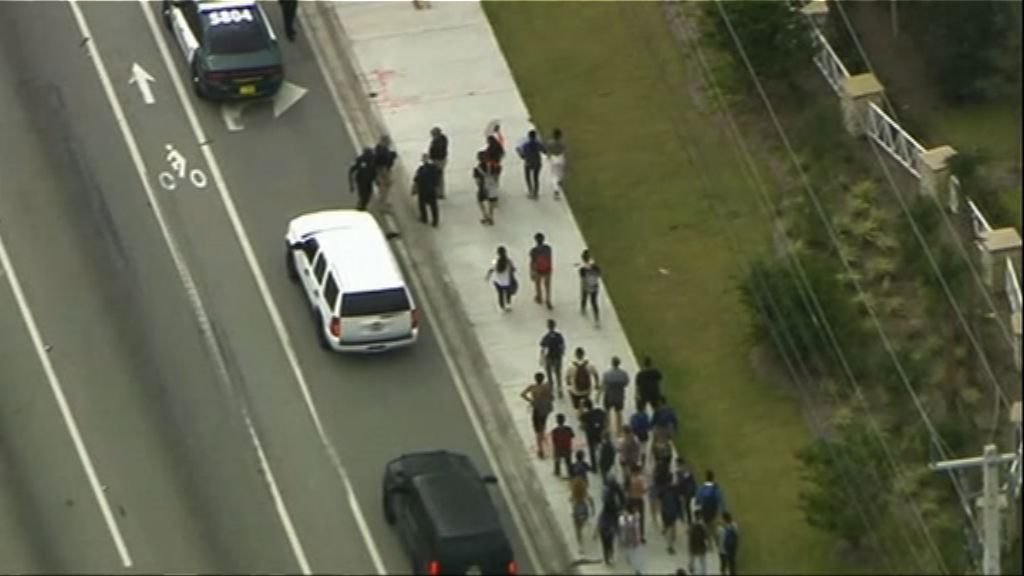 佛州槍擊案　高中學生集會促收緊槍械管制