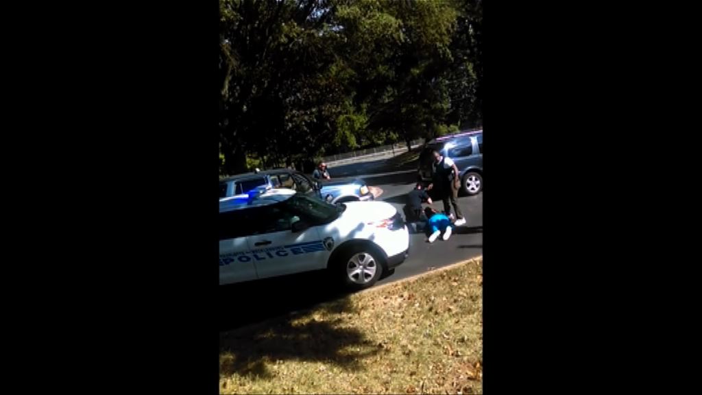 黑人遭警員擊斃案相關手機片段曝光