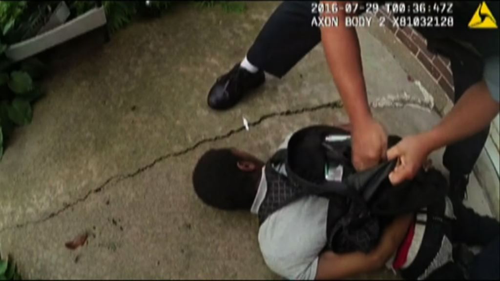 美國黑人青年遭擊斃　涉事警員停職