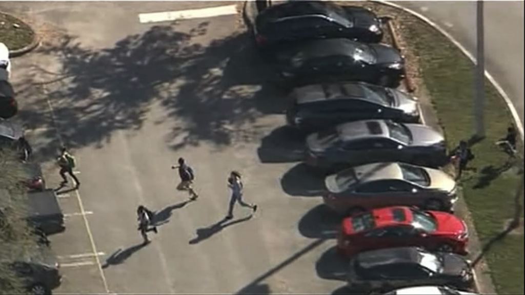 佛州槍擊案佩槍校警沒採取行動