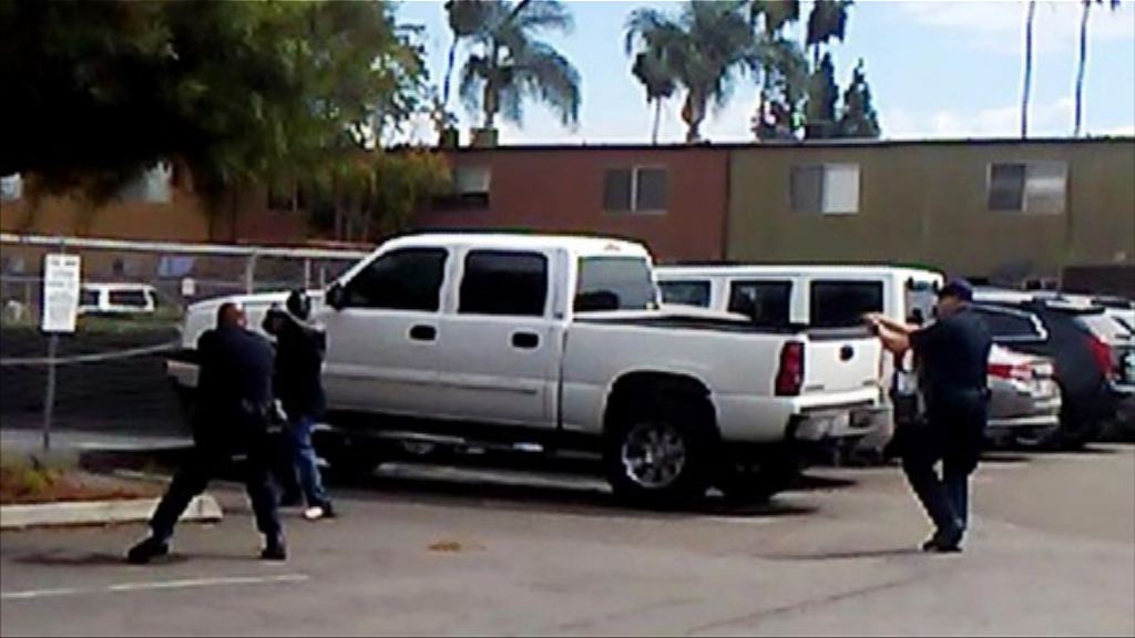 聖迭戈槍殺　片段證死者用電子煙指向警員