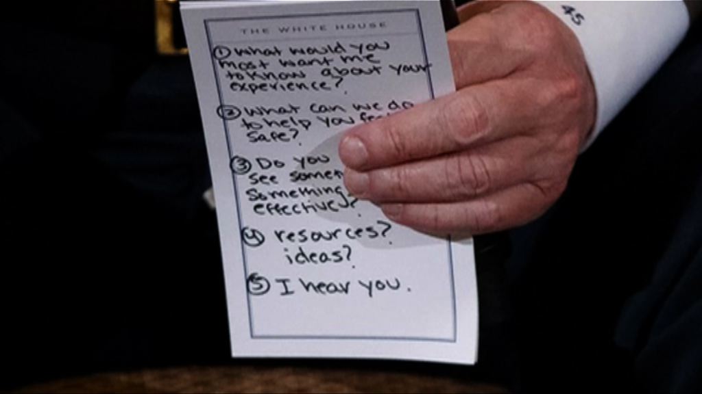 特朗普晤槍擊案生還者時持「貓紙」