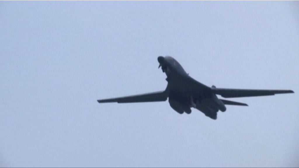 美軍戰略轟炸機再飛越南海上空