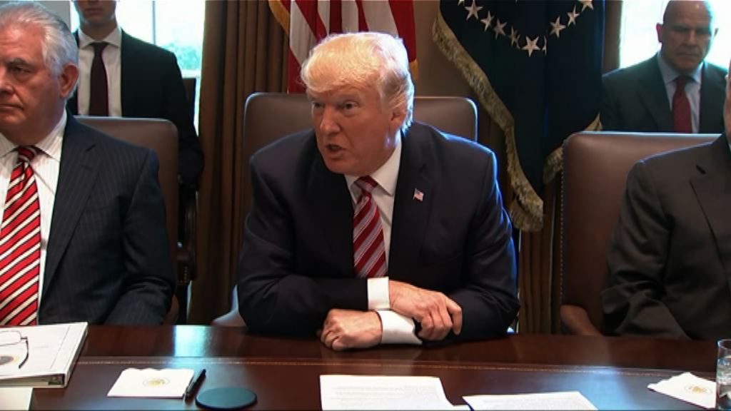 特朗普首次主持全體內閣會議