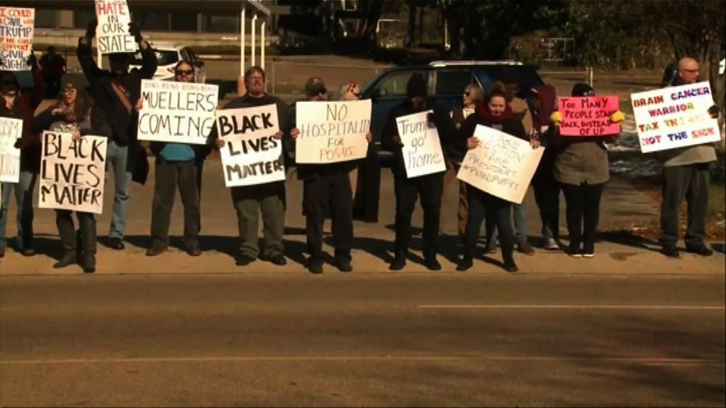 示威者抗議特朗普出席民權博物館開幕活動