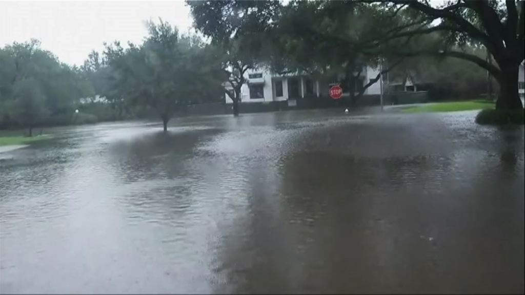 特朗普緊貼災情親身視察得州