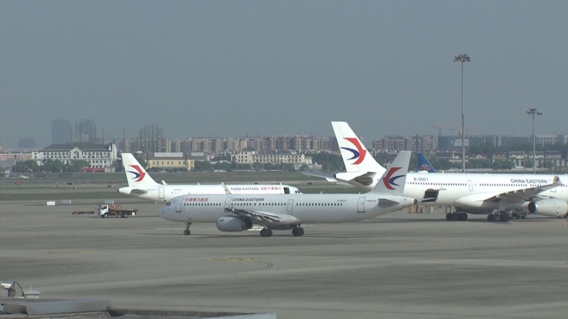 路透社：美國外交人員乘包機返回上海