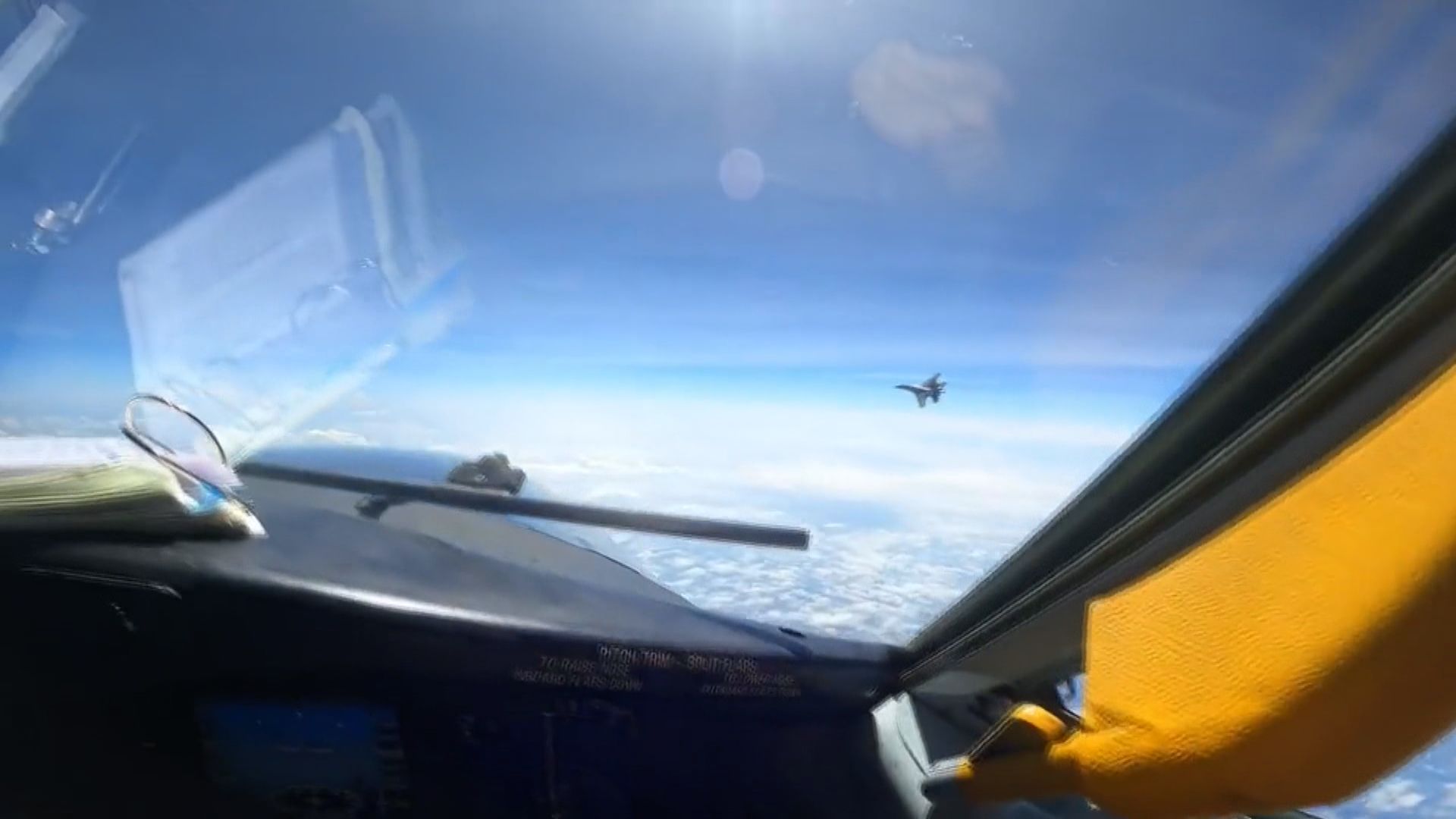 美軍指解放軍戰機攔截美方偵察機 解放軍：美軍偵察機蓄意闖入干擾