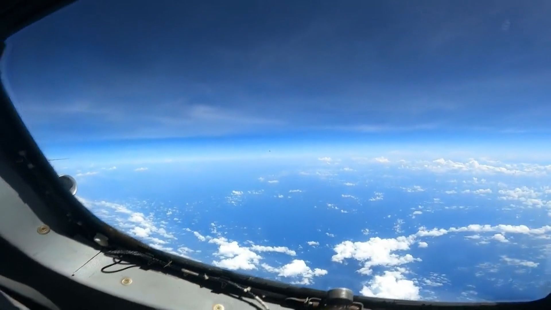 美軍指解放軍戰機攔截美方偵察機 解放軍：美軍偵察機蓄意闖入干擾