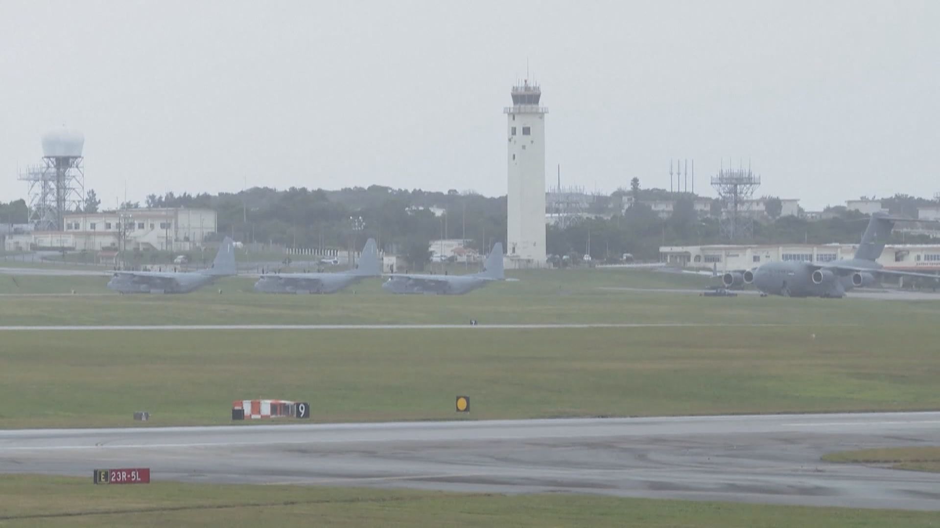 美軍戰機及空中加油機由美軍駐沖繩基地向南飛行