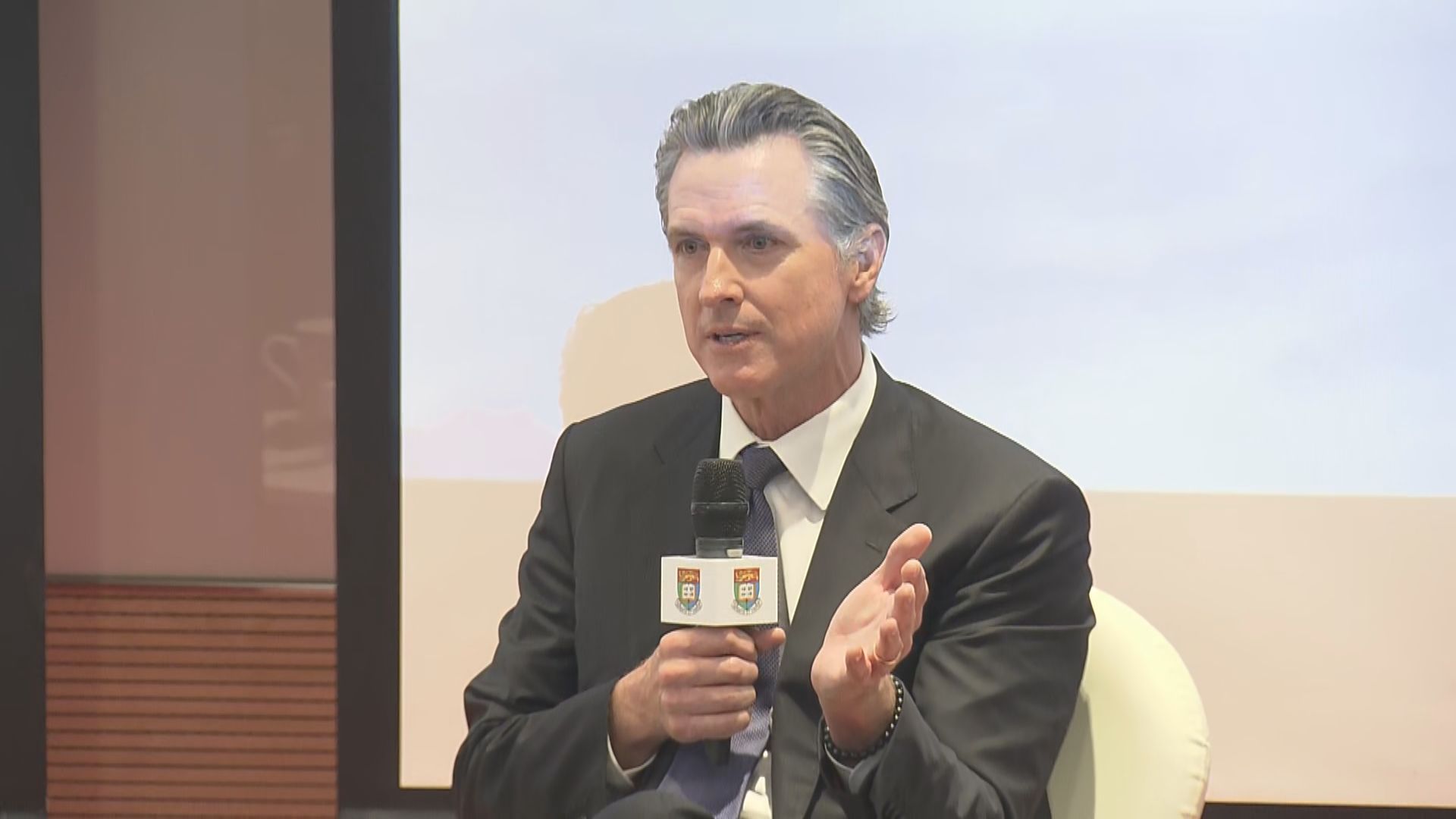 加州州長紐瑟姆抵港 展開訪華行程