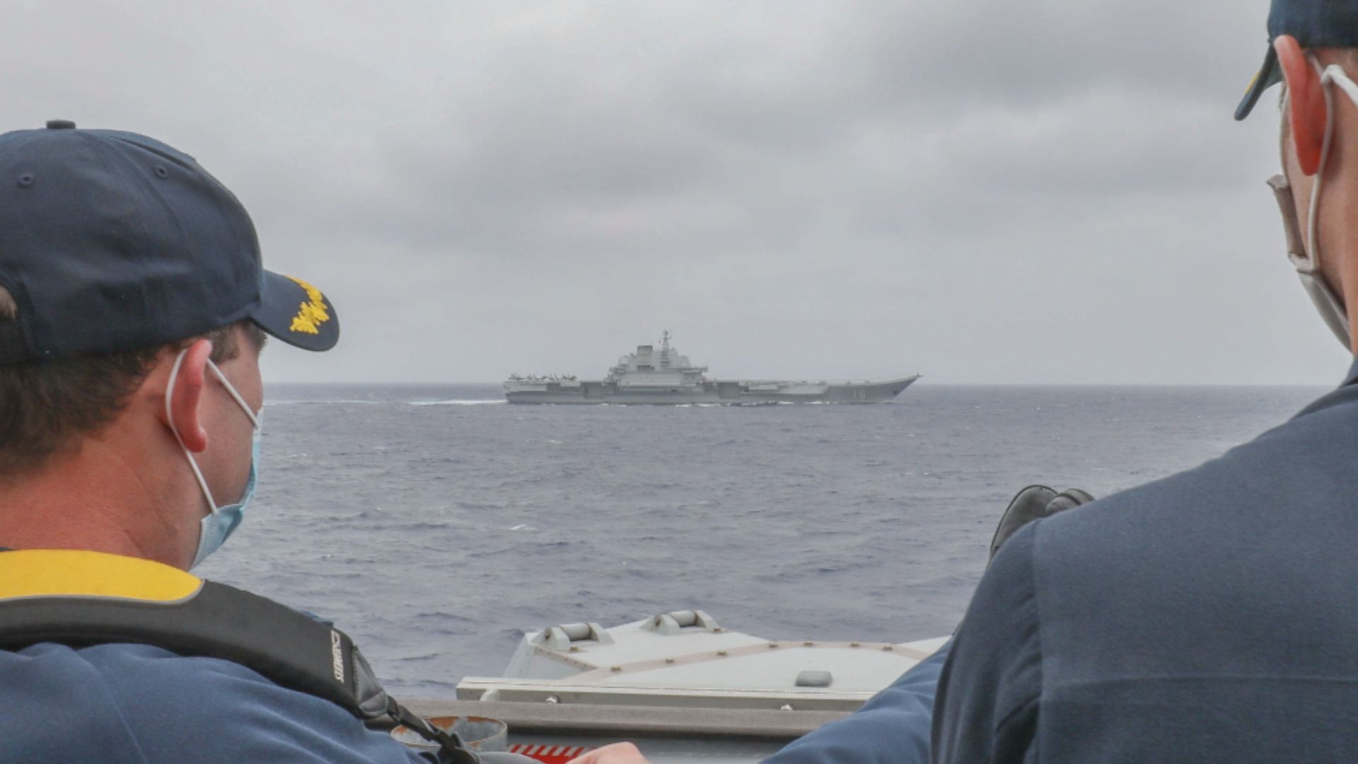 中國遼寧艦與美軍驅逐艦菲律賓海近距離接觸