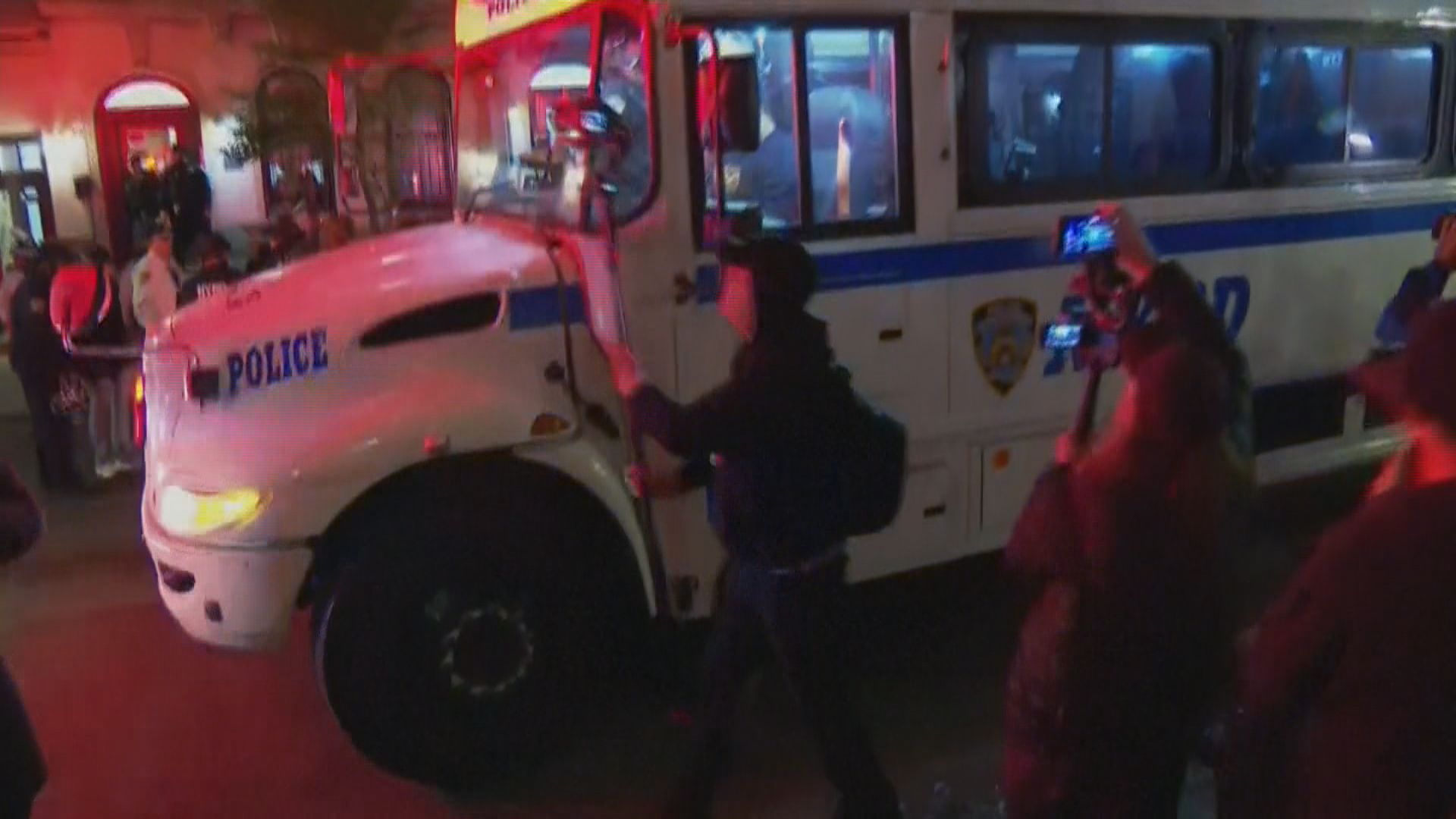 紐約警方進入哥倫比亞大學清場 帶走佔領建築物示威者