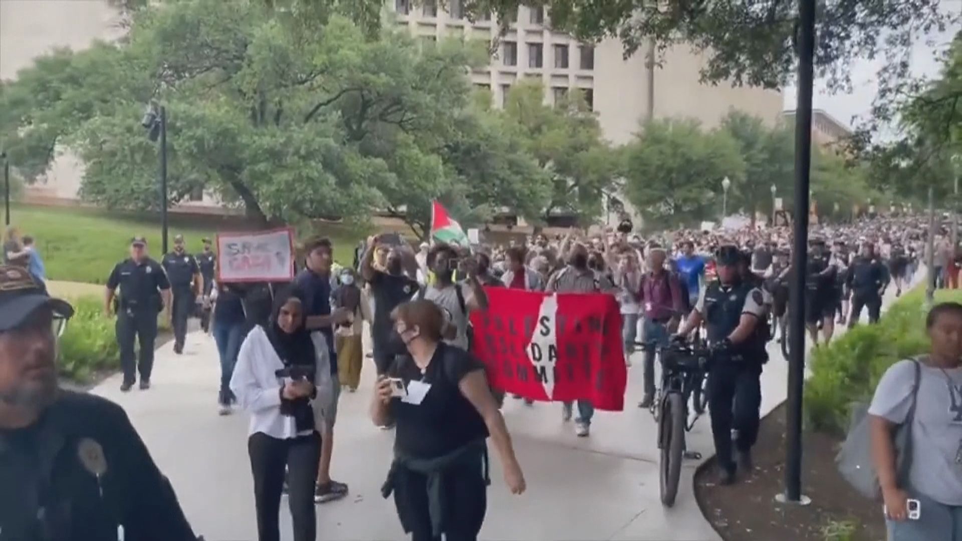 美國多間大學聲援巴勒斯坦示威持續 警方清場拘捕多人