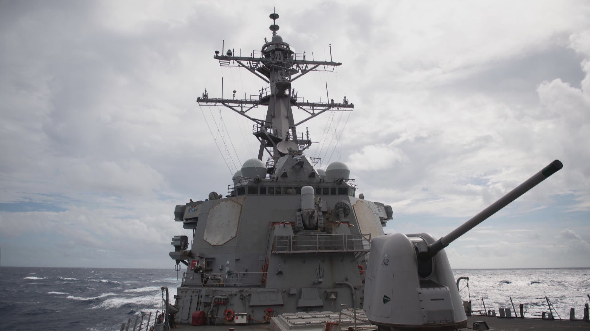 美軍導彈驅逐艦巴里號通過台灣海峽