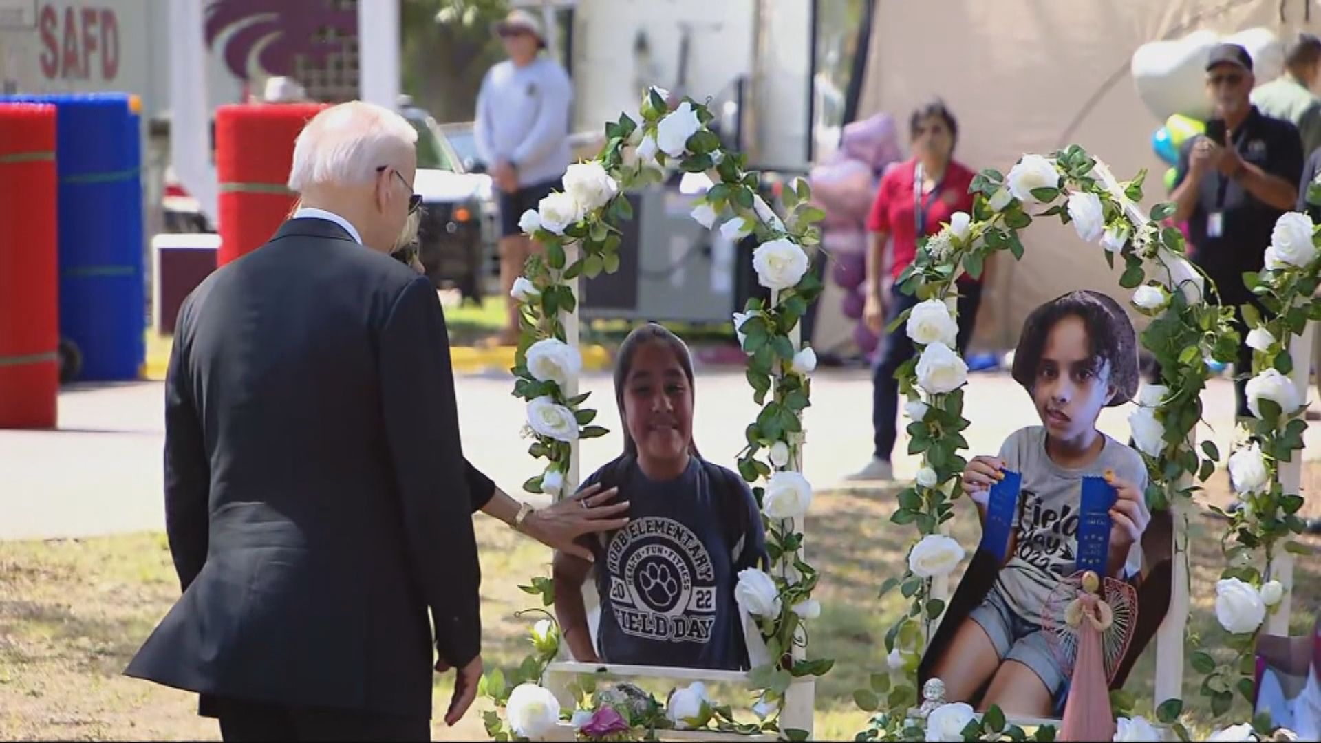 拜登到訪早前發生槍擊案的得州羅布小學