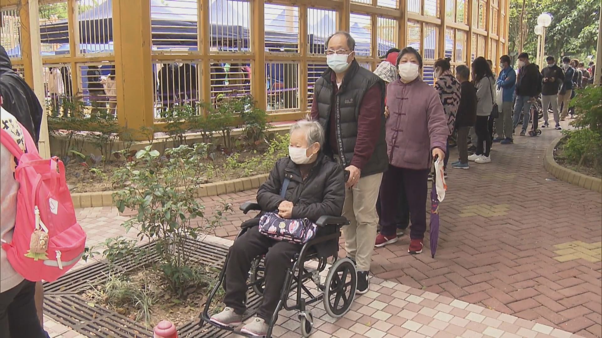 上水清河邨設流動疫苗接種站　有市民排隊輪候接種