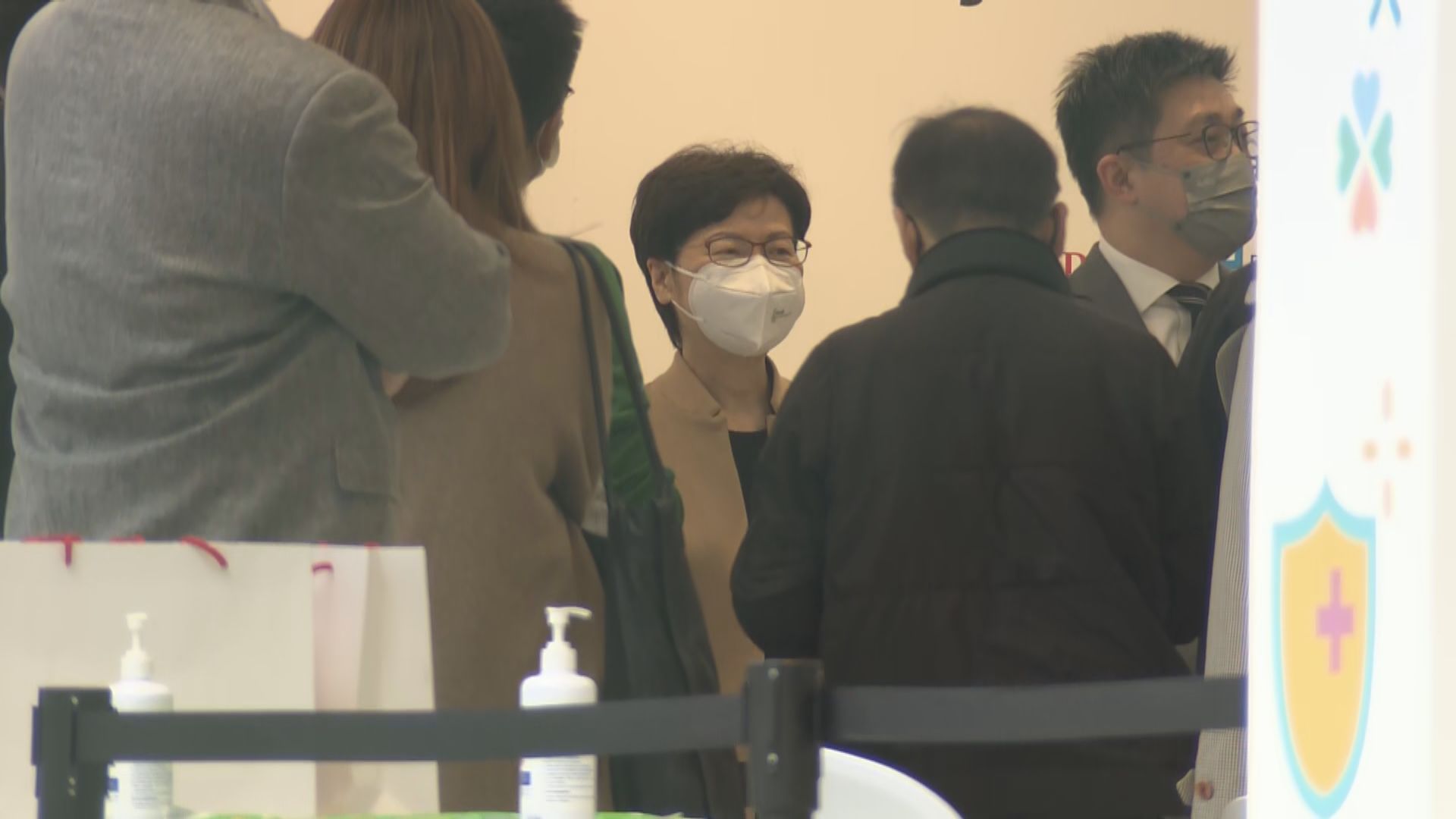 林鄭月娥視察加路連山道短期社區疫苗接種中心