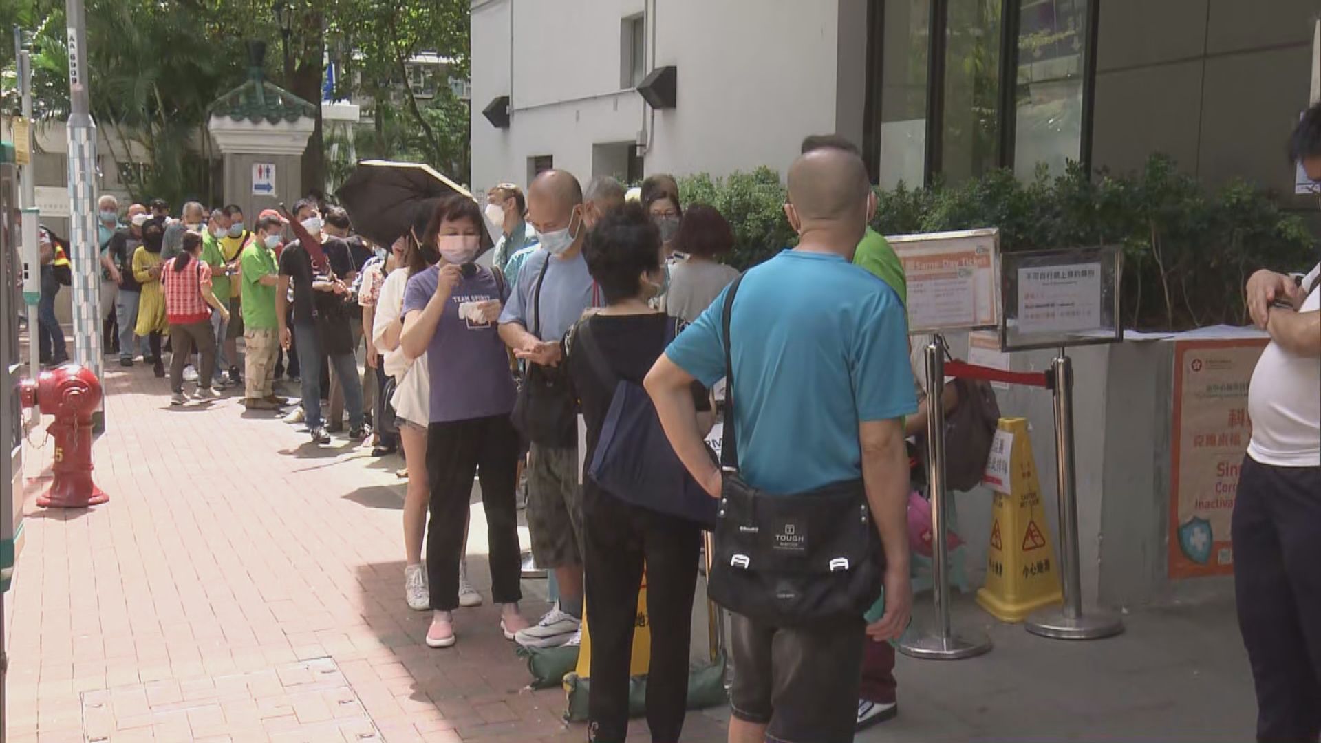 周二實施第三階段疫苗通行證　不少市民趕打第三針