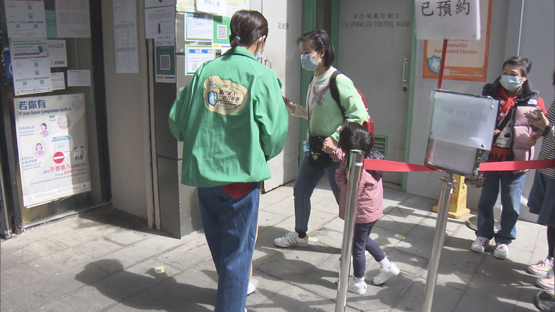 科興疫苗接種年齡降至三歲　有家長第一時間帶子女打針