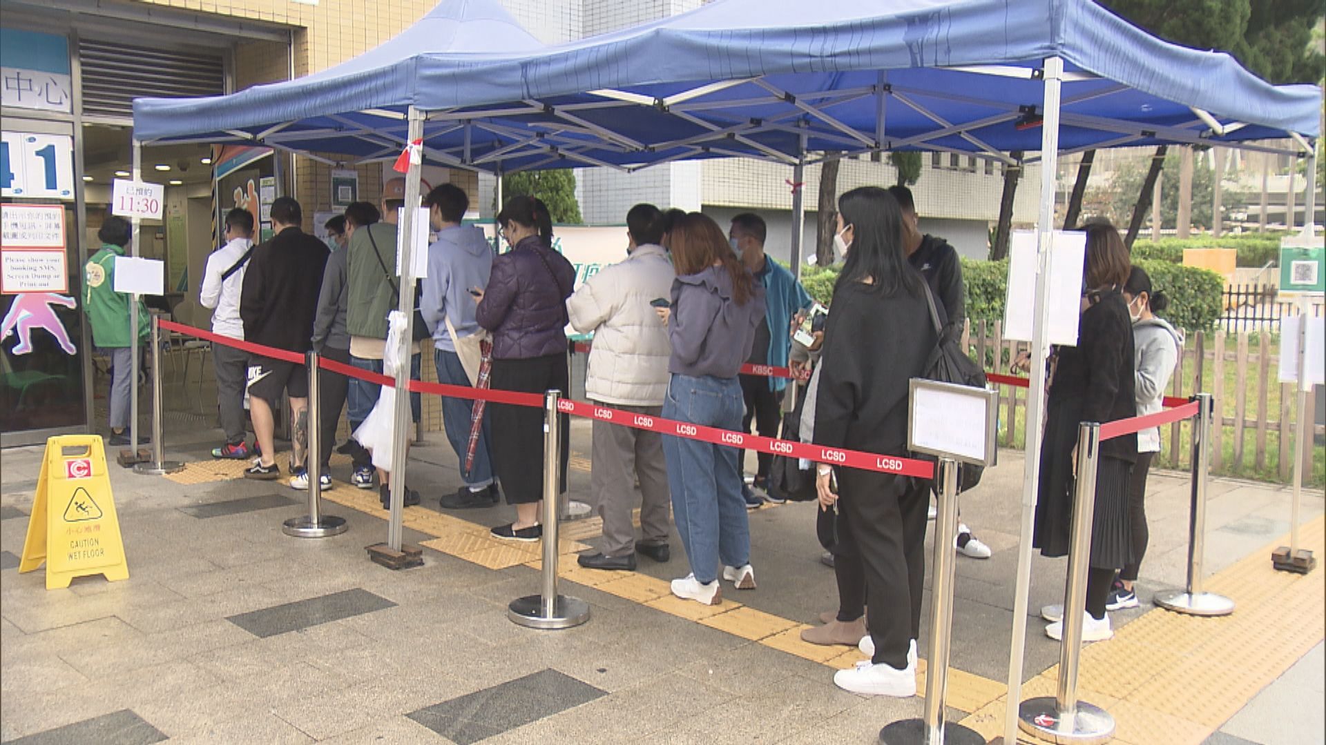 有市民因應政府下月推行疫苗通行證到社區接種中心打針