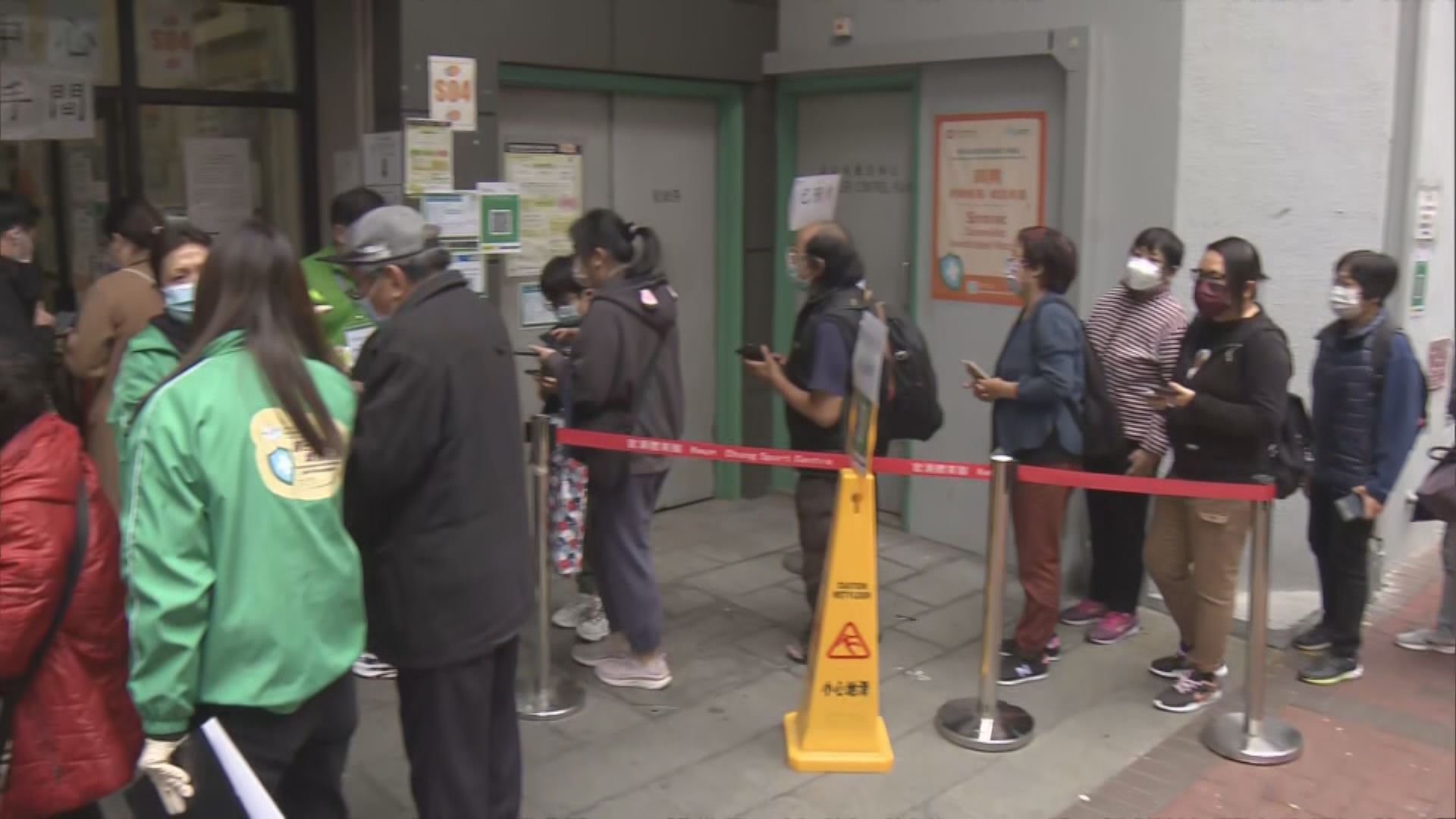 大批市民趕在疫苗通行證實施前接種新冠疫苗