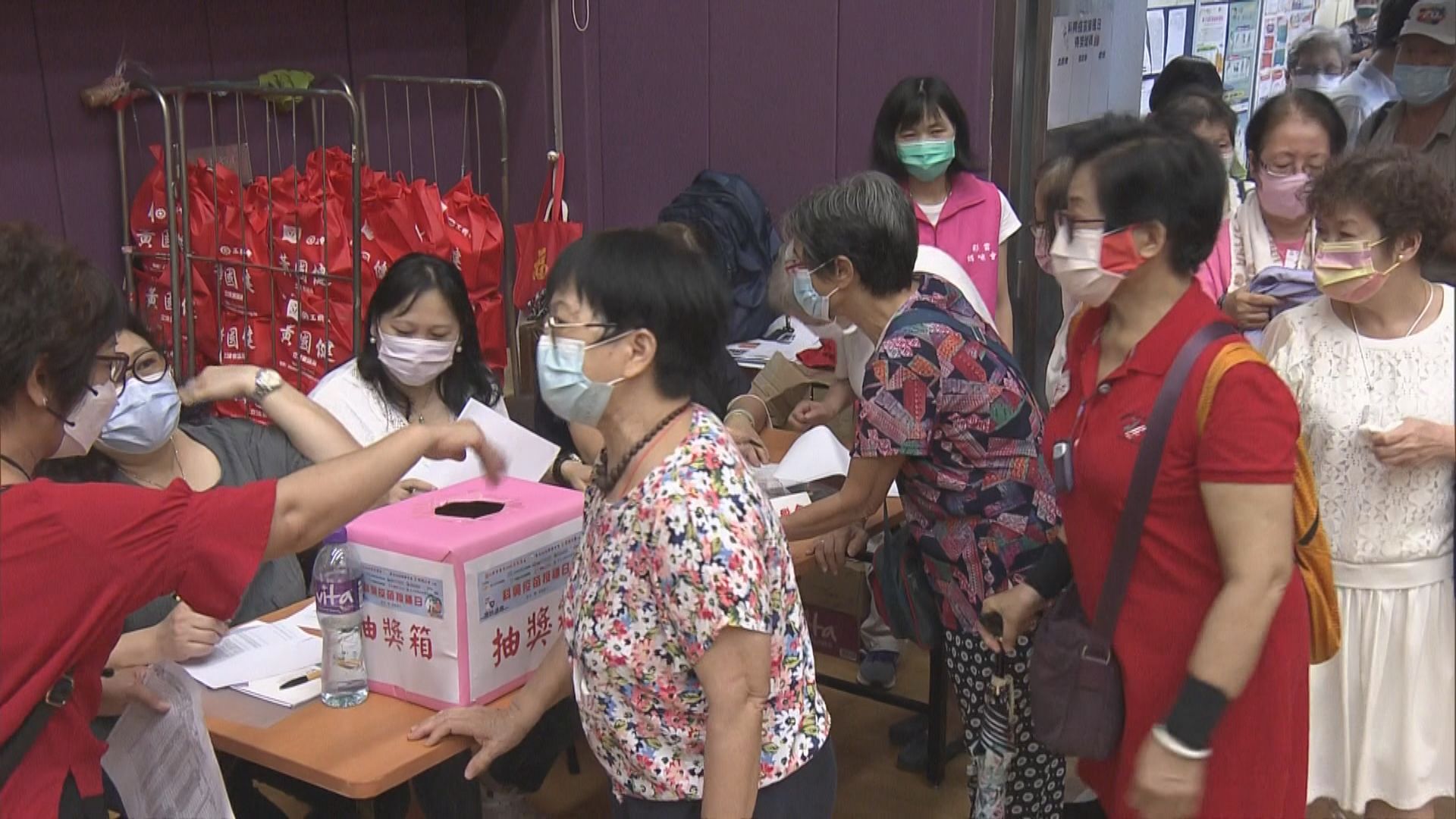 有政黨與政府外展接種隊合作　為長者接種科興疫苗