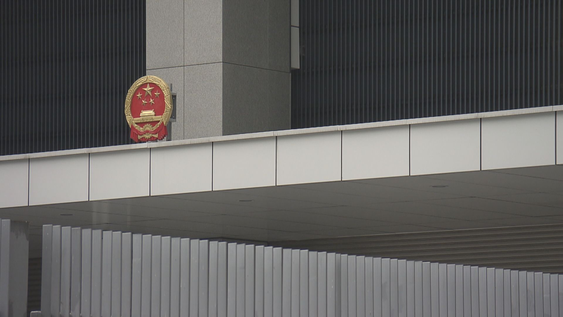 明年二月中政府僱員進入政府大樓和辦公室須出示針卡