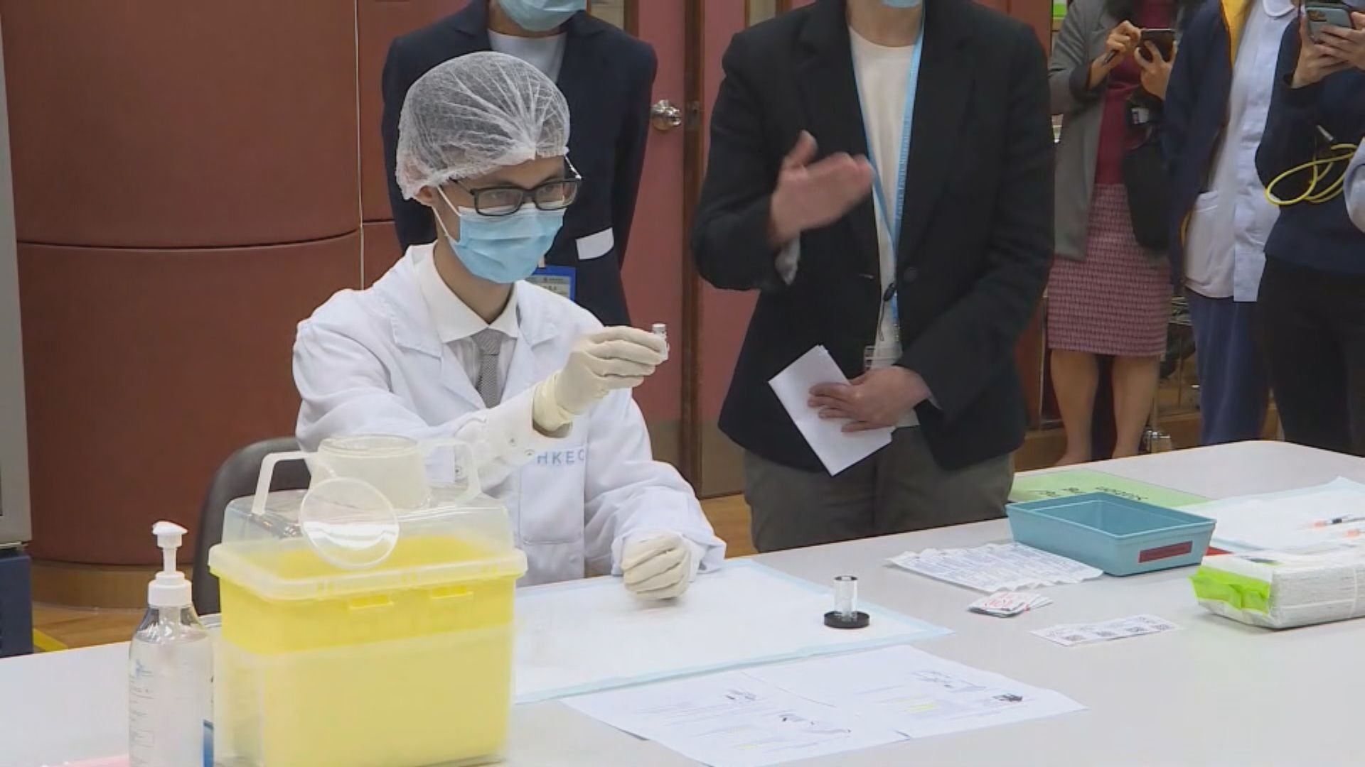 復必泰疫苗接種中心有藥劑師即場稀釋疫苗