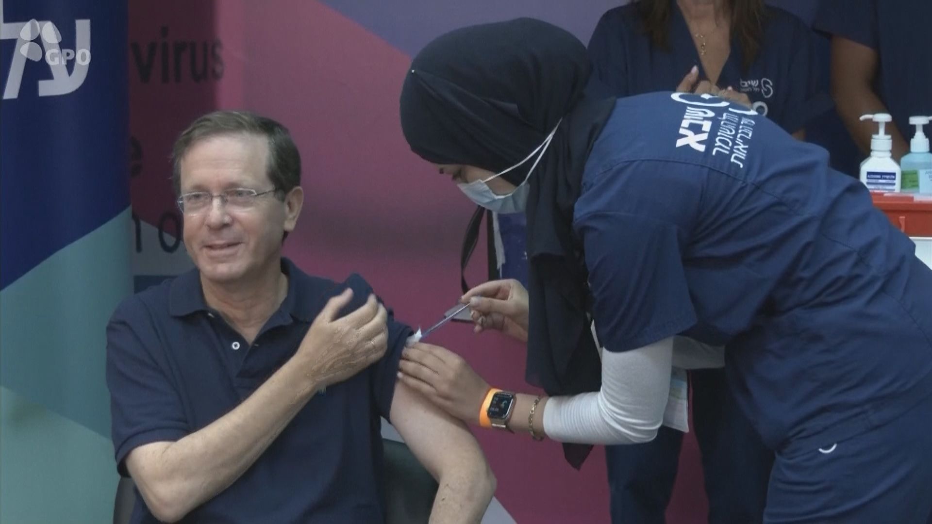 以色列總統赫爾佐格接種第三劑新冠疫苗