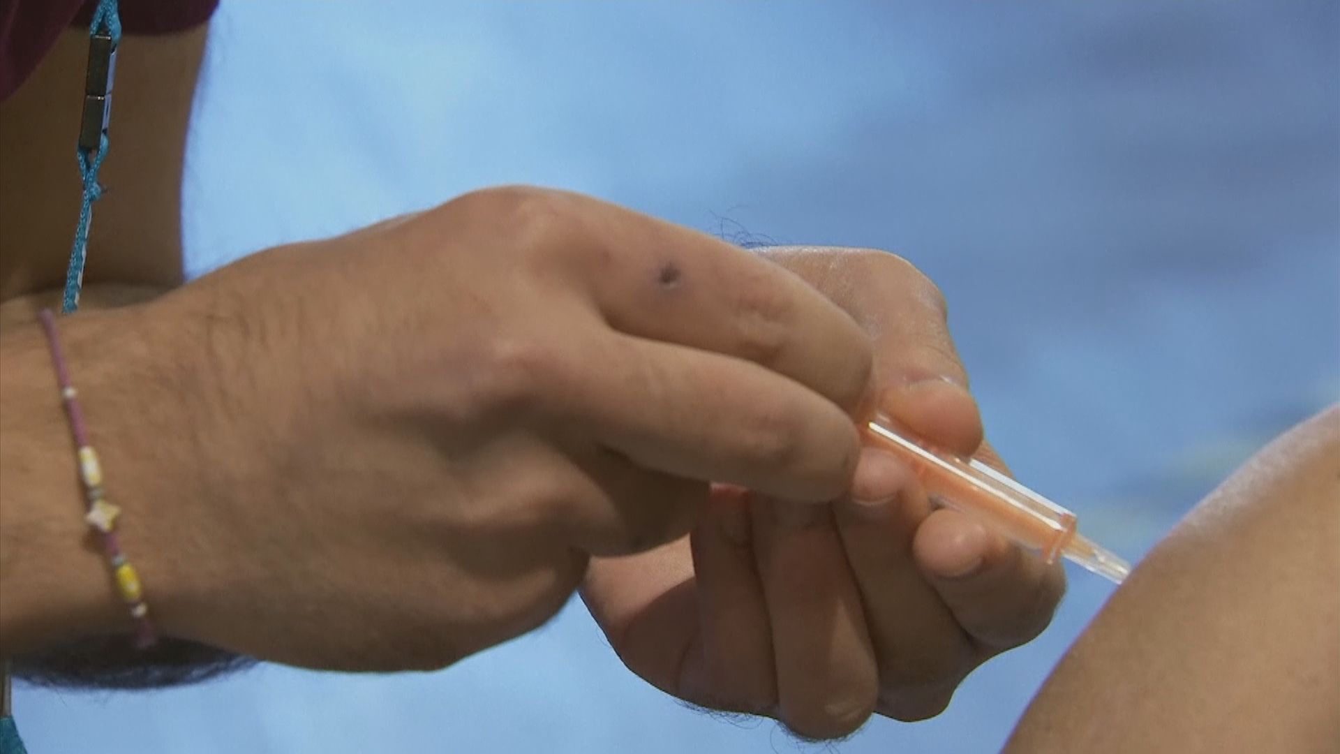 英國研究：混合注射不同新冠疫苗出現副作用比率較高