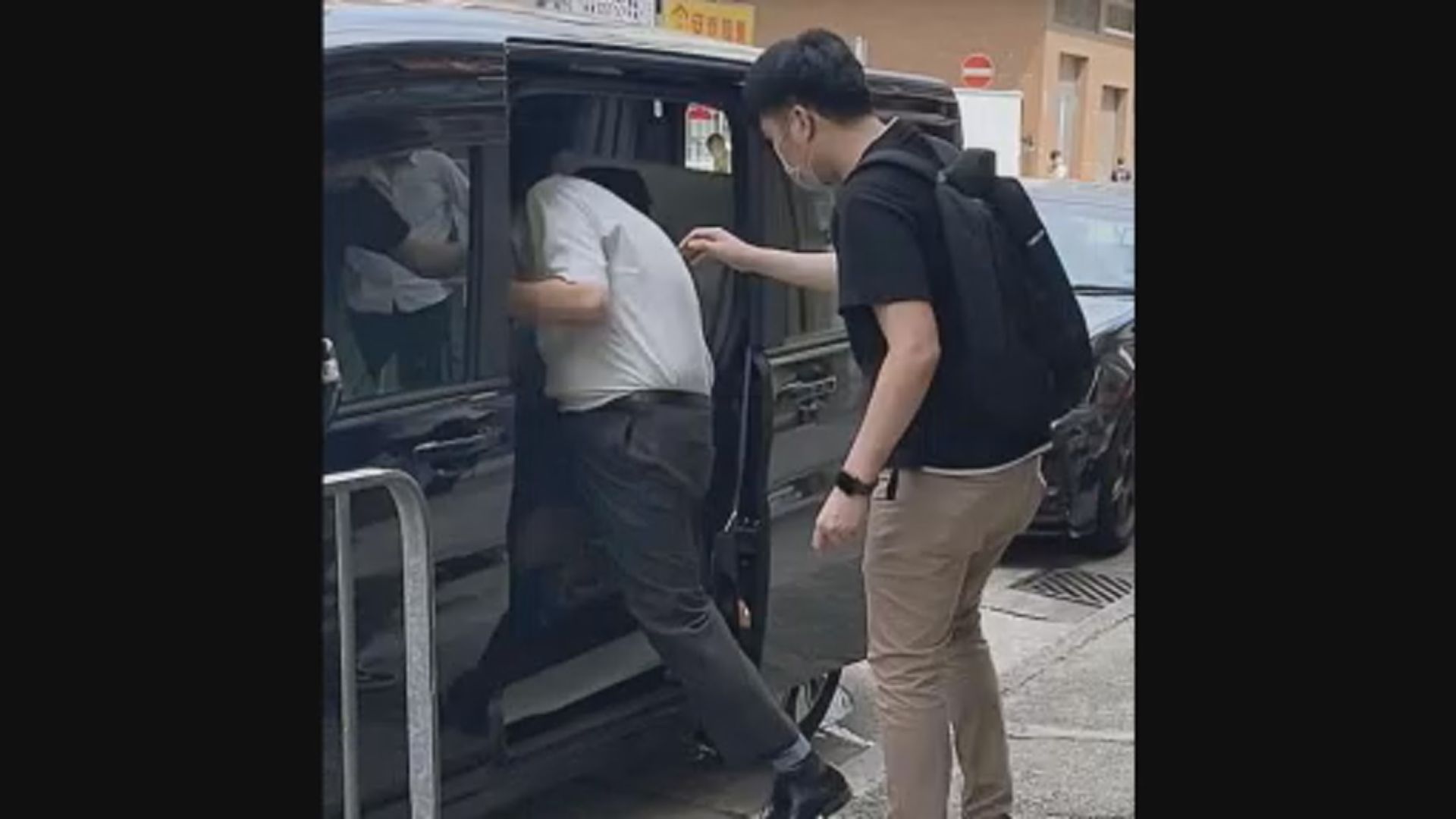 警方在荔枝角道拘捕65歲醫生　涉濫發「免針紙」