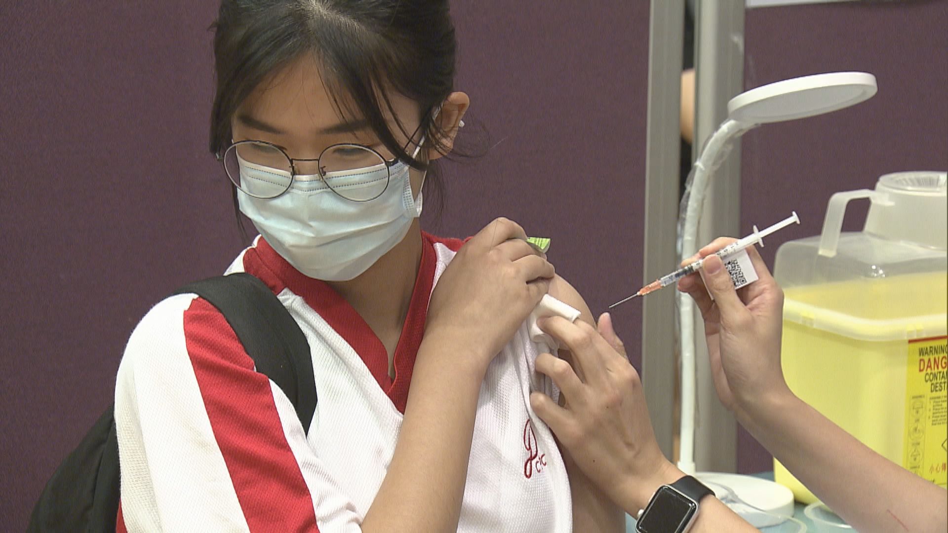 政府首次安排外展到校接種新冠疫苗　逾七百名師生及家長參與