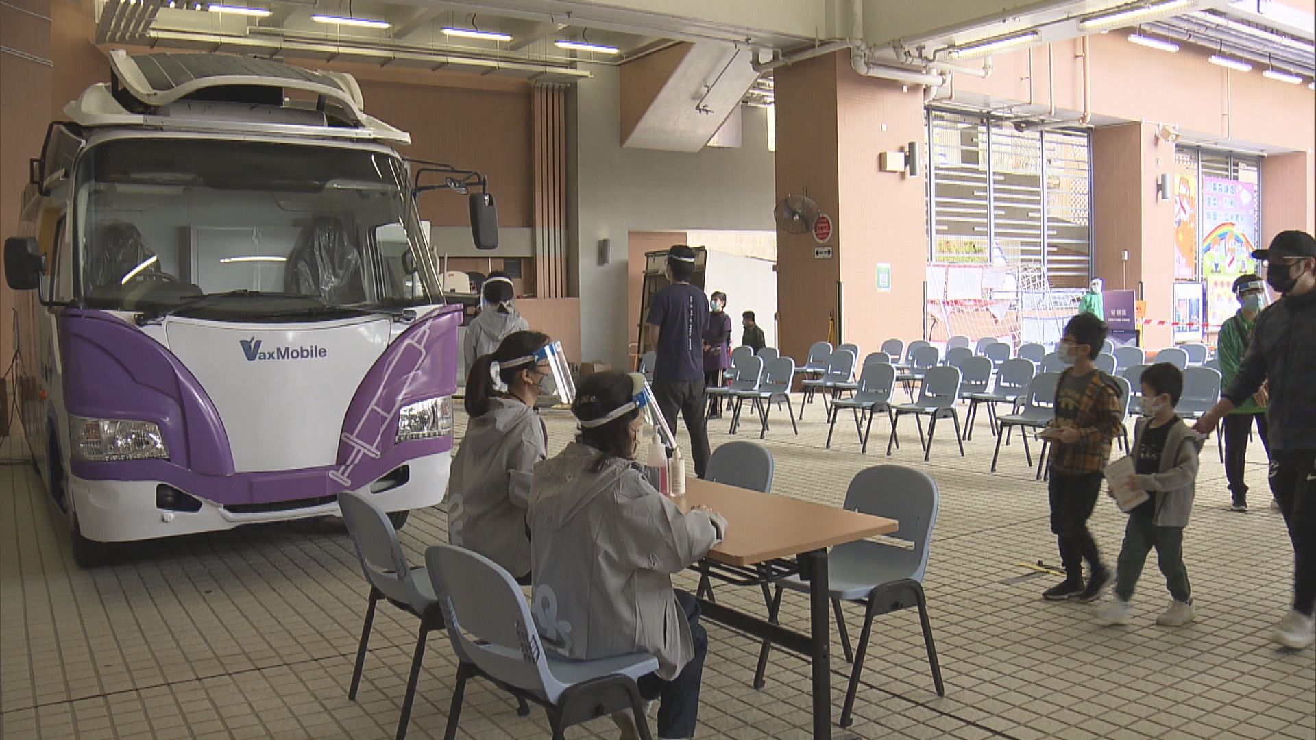 負壓流動接種車到校接種　校長認為更衞生方便