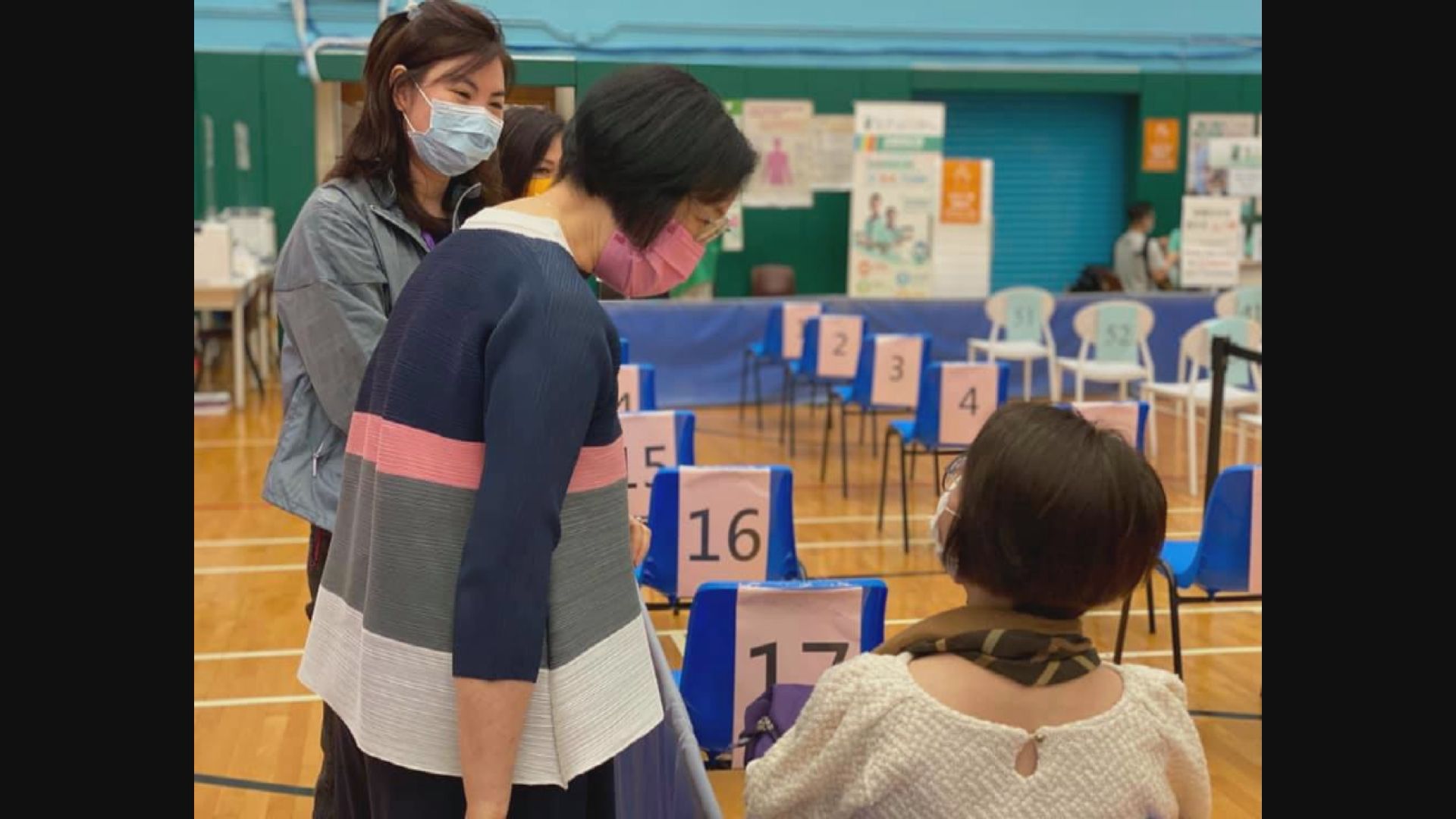 陳肇始視察多個復必泰疫苗接種中心