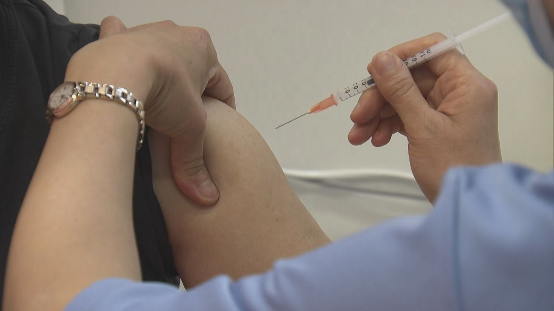 十人接種新冠疫苗後不適送院　一人要留院觀察