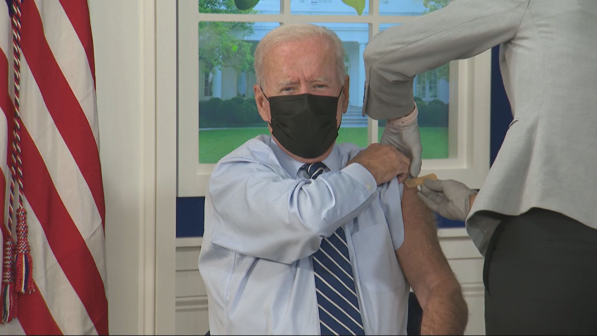 拜登公開接種第三劑新冠疫苗