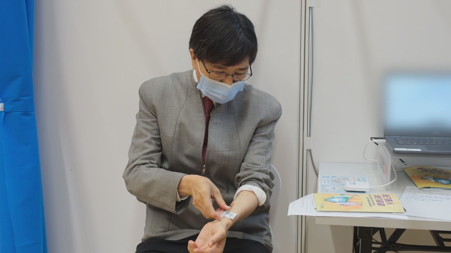 袁國勇接種復必泰疫苗　指自己年紀不符港大疫苗臨床測試資格