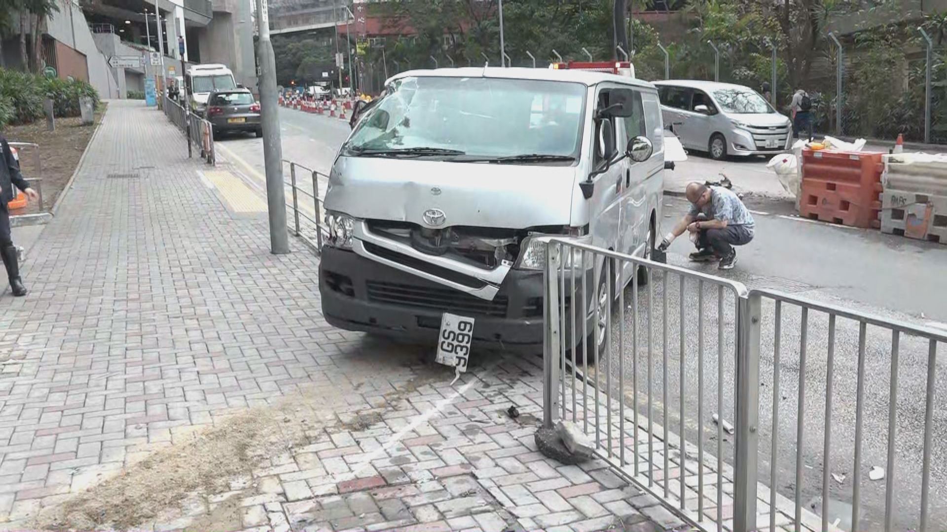 油塘客貨車衝上行人路撞傷兩途人　司機輕傷